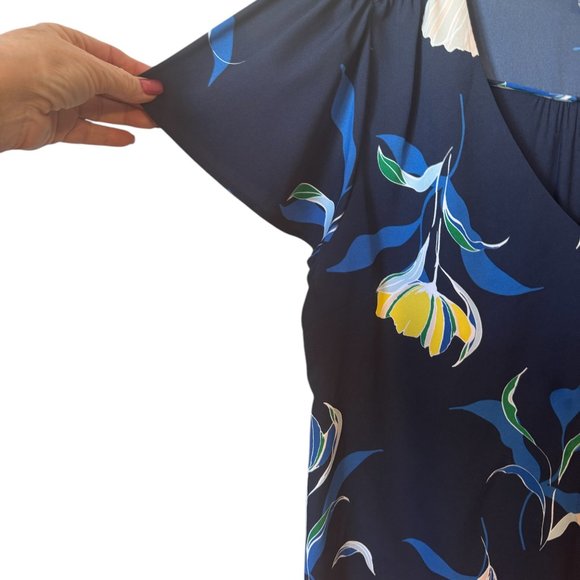 ❤️NAVY/FLORAL PRINT SPRING/SUMMER TOP  2X - Picture 2 of 6